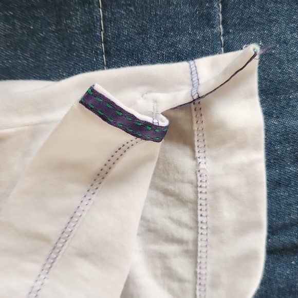 Robert Graham white v-neck tee with blue trim, size large - Picture 4 of 6